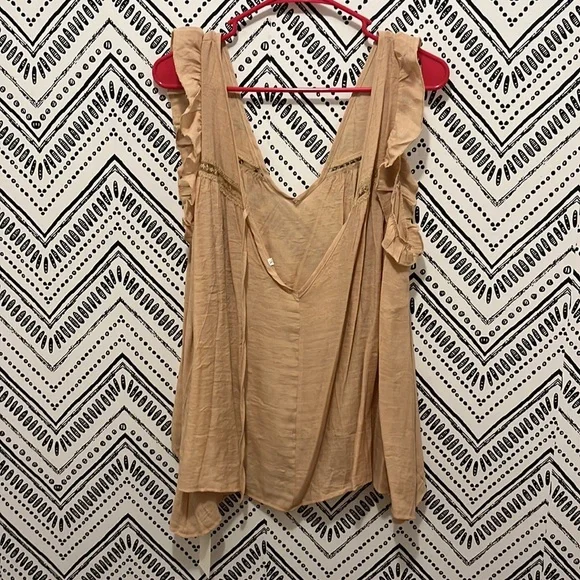 XL light weight top with a tie back. - Picture 2 of 4